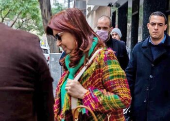 Cristina Kirchner, a la salida de su casa en Recoleta. Foto Tomás Cuesta.