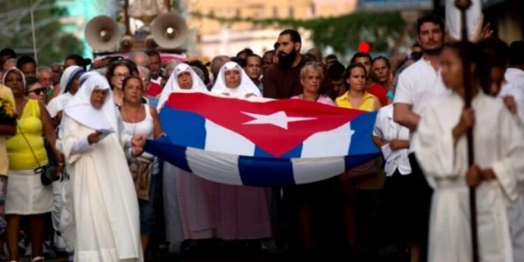 La dictadura castrista impide el libre ejercicio religioso en Cuba. Foto Infobae.