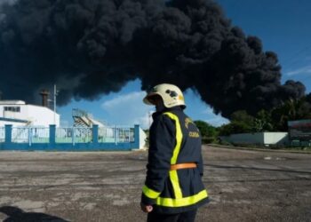 Cuba. Un bombero en el lugar del incendio. Foto AFP.