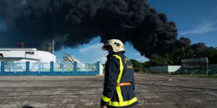 Cuba. Un bombero en el lugar del incendio. Foto AFP.