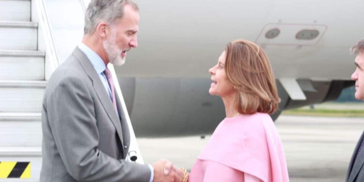 El Rey de España, Felipe VI y la vicepresidenta y canciller de Colombia saliente, Marta Lucía Ramírez. Foto agencias.