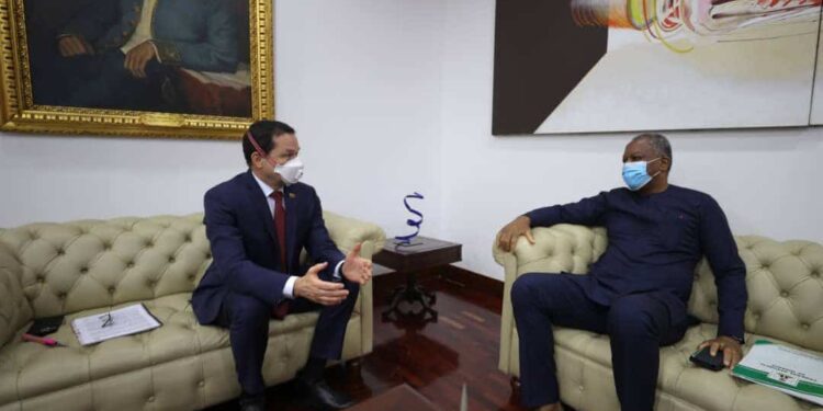 El canciller del régimen de Nicolás Maduro y Nigeria, Carlos Faría y Geoffrey Onyeama. Foto @Fariacrt