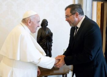 El papa Francisco y el embajador de Ucrania, Andrii Yurash. Foto agencias.