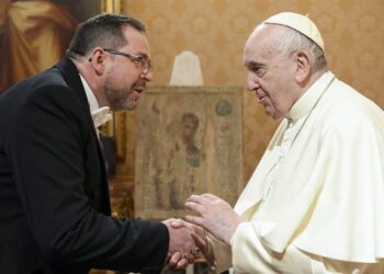 El papa Francisco y el embajador de Ucrania, Andrii Yurash. Foto agencias.