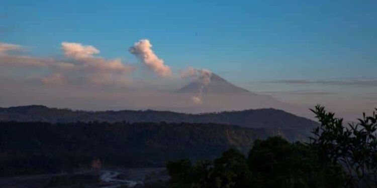 El volcán ecuatoriano Sangay. Foto de archivo.