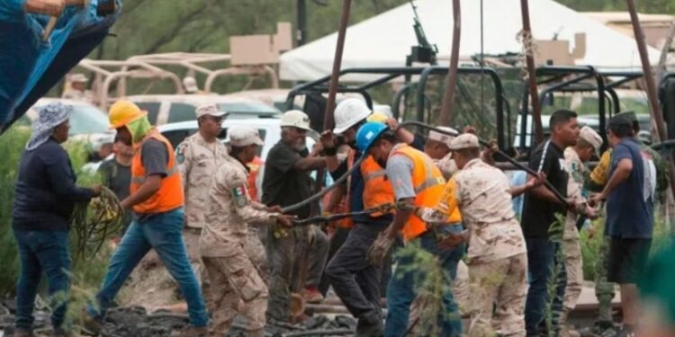 Labores de rescate de los 10 mineros en México. Foto agencias.