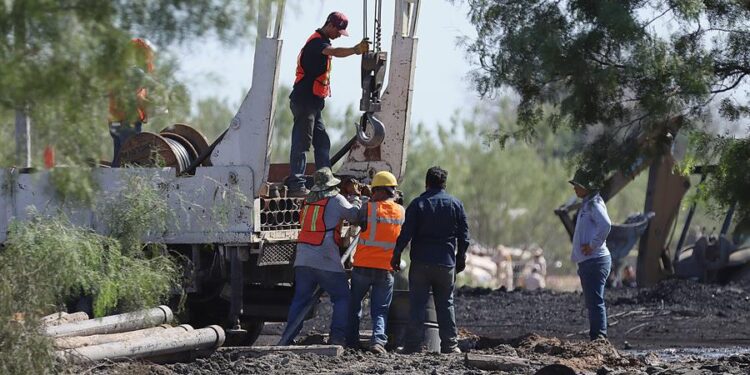 Varios mineros y personal de emergencias trabajan en la zona donde se encuentran 10 mineros atrapados, el 11 de agosto de 2022, en el municipio de Sabinas en Coahuila (México). A dos semanas del derrumbe en una mina mexicana, en el norteño estado de Coahuila, 10 mineros permanecen bajo tierra y agua, mientras las autoridades solicitan ayuda técnica a Estados Unidos y Alemania para rescatarlos y los familiares denuncian lentitud. EFE/ Antonio Ojeda