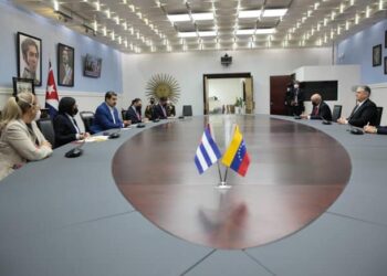 Nicolás Maduro y el viceprimer ministro de Cuba, Alejandro Gil Fernández. Foto @PresidencialVen