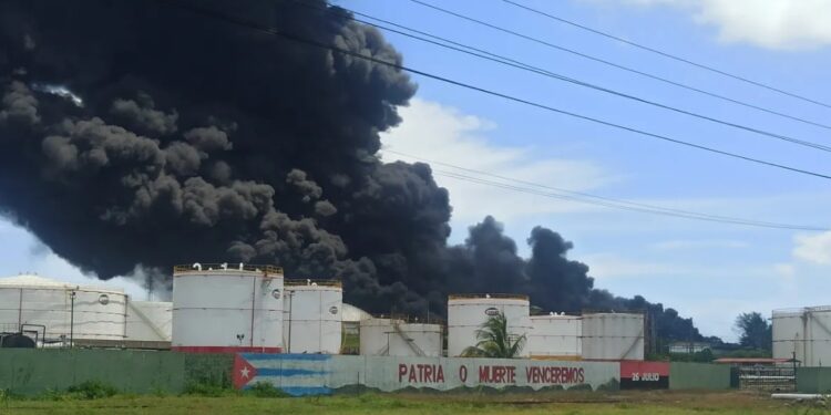 Nube negra, incendio Matanzas, Cuba. Foto agencias.