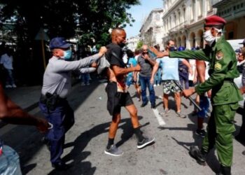 Policías arrestan a un hombre cuando personas se manifiestan La Habana. Foto EFE.