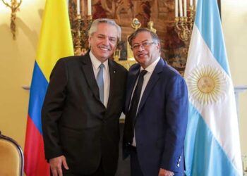 Fotografía cedida por el equipo de prensa de Gustavo Petro que muestra al entrante presidente colombiano, Gustavo Petro (d), mientras se reúne con el mandatario argentino, Alberto Fernández (i), hoy, en Bogotá (Colombia). Gustavo Petro jurará este domingo como el próximo presidente de Colombia para el período 2022-2026. EFE/ Cortesía Presidencia de Colombia