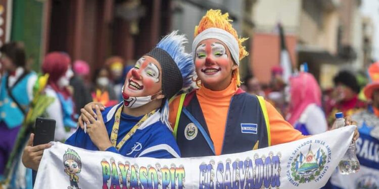 Decenas de payasos se toman las calles durante su participación en la Convivencia Internacional de su gremio, hoy, en Ciudad de Guatemala (Guatemala). Payasos de Centroamérica y México participaron este miércoles en la octava Convivencia Internacional de Payasos, realizada en Guatemala, con una marcha por la ciudad capital y con su participación en diferentes capacitaciones e intercambios formativos para sus espectáculos. EFE/ Esteban Biba