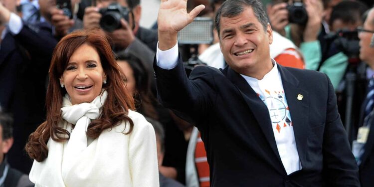 quito ecuador 05dic2014
La presidenta Cristina Fernández de Kirchner  junto a los otros mandatarios del bloque regional, al inaugurar oficialmente la sede de la Unión de Naciones Suramericanas (Unasur) 
foto maxi luna/ee/telam/dsl