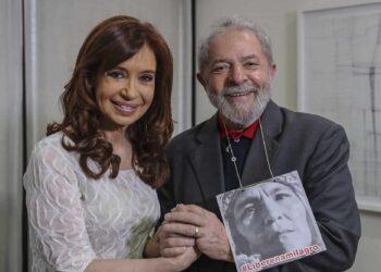 Télam San Pablo, Brasil: El expresidente de Brasil, Luiz Inácio Lula da Silva (d), quien lleva colgada una fotografía de la dirigente política Milagro Sala, y la expresidenta de Argentina, Cristina Fernández de Kirchner (i), posan hoy,, en la sede del Instituto Lula, en San Paulo.. Cristina se encuentra en Brasil, invitada por la Fundación Perseu Abramo, del Partido de los Trabajadores (PT), para participar junt