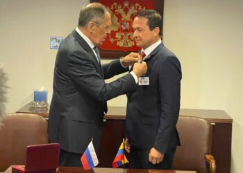 El canciller del régimen de Nicolás Maduro, Carlos Faría y el ministro de Exteriores de Rusia, Serguéi Lavrov. Foto @Fariacrt