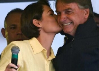 El presidente de Brasil, Jair Bolsonaro, y su esposa Michelle, durante un acto de campaña días atrás en el estado de Minas Gerais. Foto AFP