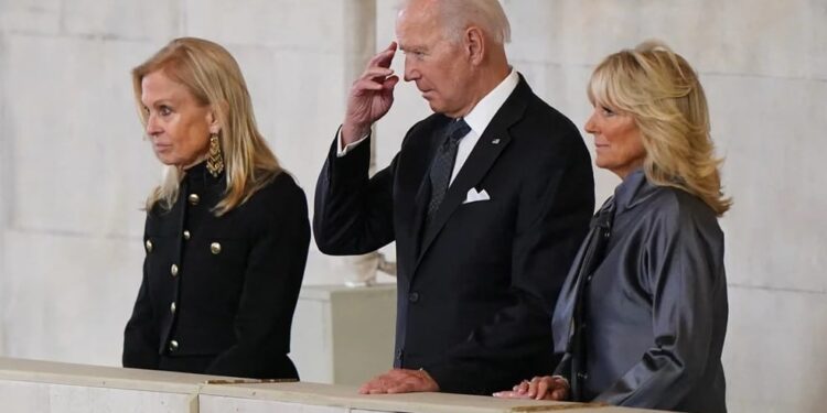 El presidente de Estados Unidos, Joe Biden, y la primera dama, Jill Biden, en el palacio de Westminster. Foto agencias.