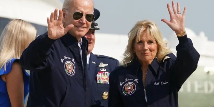 El presidente estadounidense Joe Biden y la primera dama Jill Biden saludan cuando parten hacia Londres para asistir al funeral de la reina Isabel de Gran Bretaña.