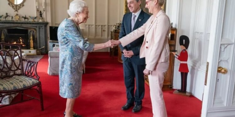 El presidente suizo, Ignazio Cassis y la Reina Isabell II. Foto de archivo.