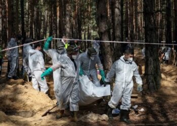 Equipo del servicio de emergencia de Ucrania levantan cuerpos de fosas comunes en Izium Ucrania. Foto agencias.