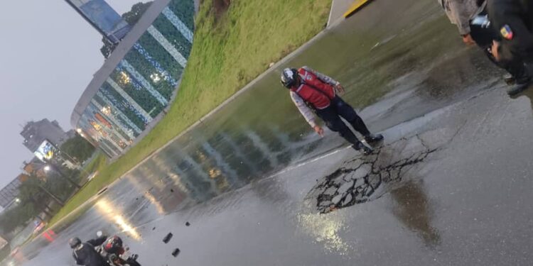 Asfalto, Autopista Francisco Fajardo. Foto @ReporteYa