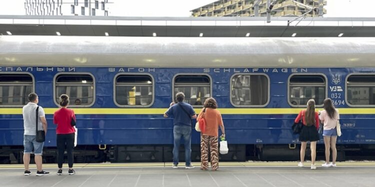 Ferrocarriles de Ucrania organiza trenes para evacuar ucranianos de Crimea. Foto de archivo.