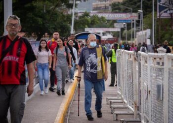 Varias personas cruzan el Puente Simón Bolivar, que conecta la frontera de Venezuela con Colombia, hoy, en San Antonio (Venezuela). Colombia y Venezuela vuelven a estar unidas por la frontera común que se ha reabierto este lunes, tras siete largos años que acentuaron las diferencias de dos países, cuyos intereses políticos primaron sobre la economía común, la seguridad compartida o el bienestar social de compatriotas residentes o migrantes en la nación de enfrente. EFE/ Rayner Peña R.