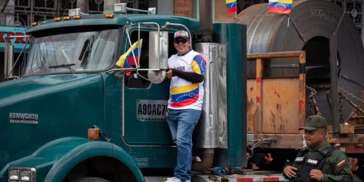 Varias personas cruzan el Puente Simón Bolivar, que conecta la frontera de Venezuela con Colombia, hoy, en San Antonio (Venezuela). Colombia y Venezuela vuelven a estar unidas por la frontera común que se ha reabierto este lunes, tras siete largos años que acentuaron las diferencias de dos países, cuyos intereses políticos primaron sobre la economía común, la seguridad compartida o el bienestar social de compatriotas residentes o migrantes en la nación de enfrente. EFE/ Rayner Peña R.