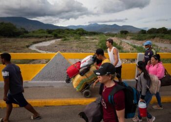 Varias personas cruzan el Puente Simón Bolivar, que conecta la frontera de Venezuela con Colombia, hoy, en San Antonio (Venezuela). Colombia y Venezuela vuelven a estar unidas por la frontera común que se ha reabierto este lunes, tras siete largos años que acentuaron las diferencias de dos países, cuyos intereses políticos primaron sobre la economía común, la seguridad compartida o el bienestar social de compatriotas residentes o migrantes en la nación de enfrente. EFE/ Rayner Peña R.