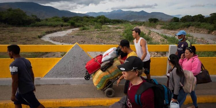 Varias personas cruzan el Puente Simón Bolivar, que conecta la frontera de Venezuela con Colombia, hoy, en San Antonio (Venezuela). Colombia y Venezuela vuelven a estar unidas por la frontera común que se ha reabierto este lunes, tras siete largos años que acentuaron las diferencias de dos países, cuyos intereses políticos primaron sobre la economía común, la seguridad compartida o el bienestar social de compatriotas residentes o migrantes en la nación de enfrente. EFE/ Rayner Peña R.