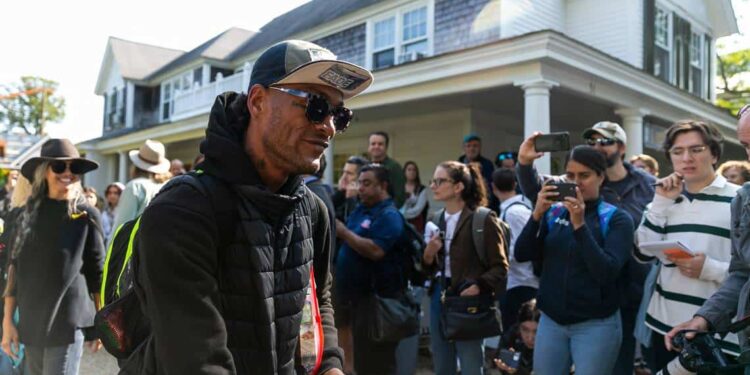 Un migrante venezolano es conducido a un autobús en la Iglesia Episcopal de St. Andrews el viernes 16 de septiembre de 2022 en Edgartown, en la isla de Marthas Vineyard. Un grupo de 48 migrantes fue trasladado en avión a la isla desde Texas a principios de esta semana, dejándolos varados. Ahora están siendo trasladados a una base militar en Cape Cod. MATIAS J. OCNER