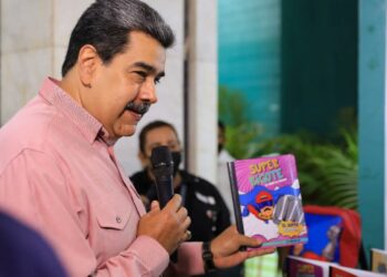 Nicolás Maduro. Útiles escolares. Foto @DhelizAlvarez