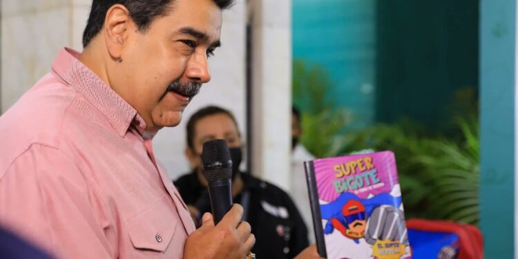 Nicolás Maduro. Útiles escolares. Foto @DhelizAlvarez