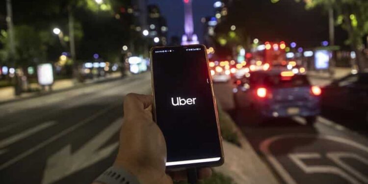 Una persona solicita un servicio de transporte en la aplicación Uber, ayer en la Ciudad de México (México). EFE/Isaac Esquivel