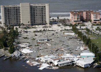 Esta foto aérea muestra casas dañadas y escombros después del huracán Ian, el jueves 29 de septiembre de 2022, en Fort Myers,(AP Photo/Wilfredo Lee)