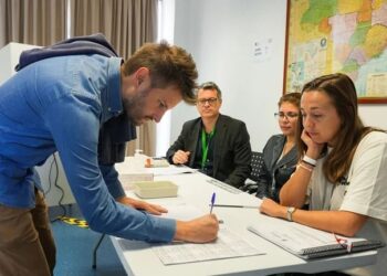 Un ciudadano brasileño ejerce su derecho al voto en el colegio mayor universitario Casa do Brasil, en Madrid (EFE/ Borja Sanchez-Trillo)