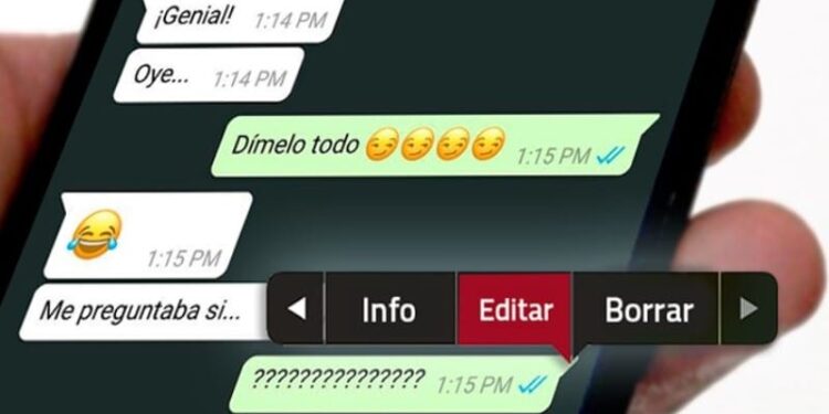 Editar mensajes en WhatsApp. Foto de archivo.