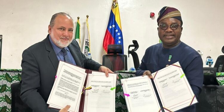 El defensor del Pueblo del régimen de Nicolás Maduro Alfredo Ruiz, y el secretario ejecutivo de la Comisión Nacional de Derechos Humanos de Nigeria, Tony Ojukwu. Foto mppre.gob.ve