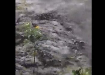 El desbordamiento de la quebrada Iboa en el estado Yaracuy. Foto captura de video.