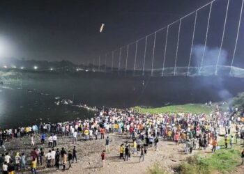 El puente colgante de Morbi. Foto agencias.