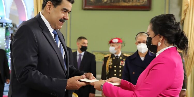 Embajadora designada por la República de Honduras ante Venezuela, Scarleth Ivette Romero y Nicolás Maduro. Foto @PresidencialVen