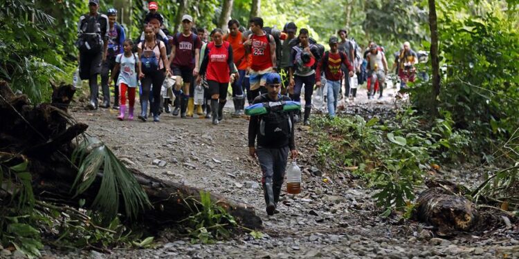 Migrantes en El Darién. Foto EFE.