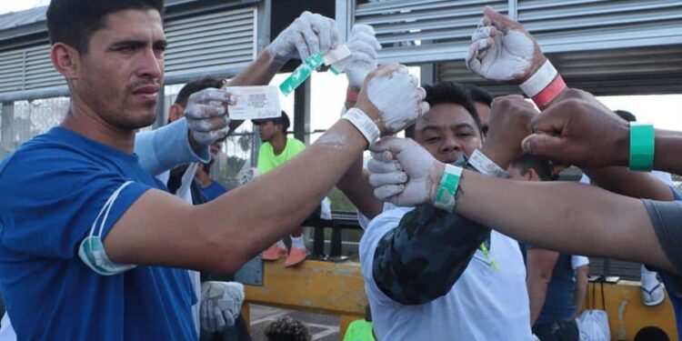 Migrantes venezolanos protestan hoy, en el Puente Nuevo, en Matamoros (México). Alrededor de 160 venezolanos que fueron deportados por Estados Unidos, tras la noticia de que el polémico Título 42 aplique para los ciudadanos de este país, protestaron de manera pacífica en el Puente Nuevo, que conecta a Matamoros (estados de Tamaulipas), con Brownsville (estado de Texas), para exigir el ingreso a territorio estadounidense. EFE/ Abraham Pineda-jacome