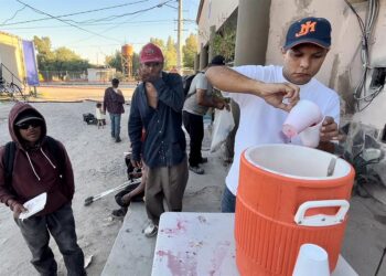 Migrantes venezolanos se alimentan en un albergue el 28 de octubre de 2022 en la ciudad de Hermosillo, Sonora (México). Mientras los Gobiernos de México y Sonora, al norte del país, buscan repatriar a inmigrantes desde la frontera hacia Venezuela, los indocumentados afirman que regresar a casa no es opción porque serán tratados como traidores a la patria y advierten que prefieren morir buscando el sueño americano que de hambre. EFE/Daniel Sánchez