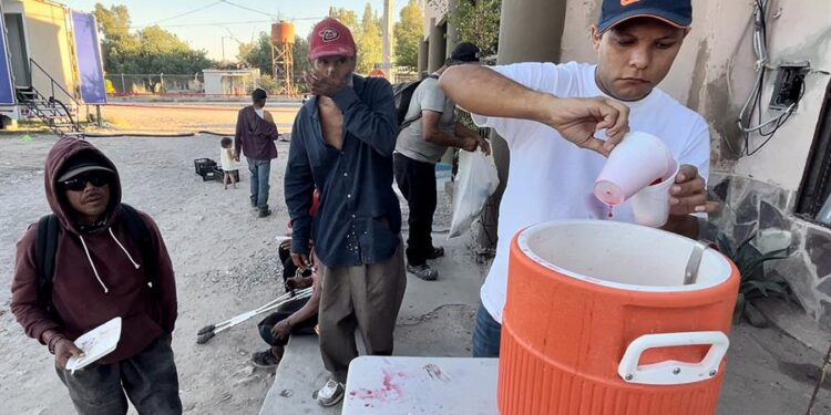 Migrantes venezolanos se alimentan en un albergue el 28 de octubre de 2022 en la ciudad de Hermosillo, Sonora (México). Mientras los Gobiernos de México y Sonora, al norte del país, buscan repatriar a inmigrantes desde la frontera hacia Venezuela, los indocumentados afirman que regresar a casa no es opción porque serán tratados como traidores a la patria y advierten que prefieren morir buscando el sueño americano que de hambre. EFE/Daniel Sánchez