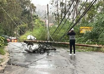 Poste caído. Foto @BarbaraQuijada