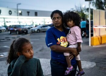 Yirbelin Muñoz espera con su hija Samantha León y su sobrina Aylin Muñoz en el estacionamiento de la Central de Cutobuses del Norte en Ciudad de México. Estados Unidos adoptó una política de ayuda humanitaria inspirada en la normativa para la inmigración ucrania. NAYELI CRUZ