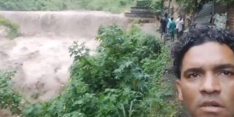 Vecinos de Piedra Azul, en Maiquetía. Foto captura de video.