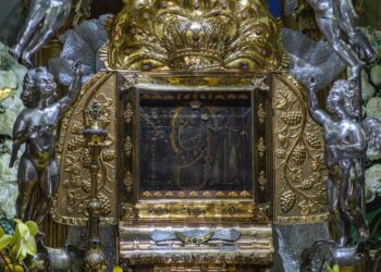 Fotografía de una tabla donde se encuentra la representación pictórica de la Virgen de Chiquinquirá, en la Basílica de Nuestra Señora del Rosario de Chiquinquirá, en Maracaibo (Venezuela). La Virgen del Rosario de la Chiquinquirá, versión Mariana venezolana, desciende desde su altar para reencontrarse con sus creyentes, dando inicio a las fiestas en su honor, que se extienden hasta la subida a su nicho el primer domingo de diciembre. EFE/ Henry Chirinos