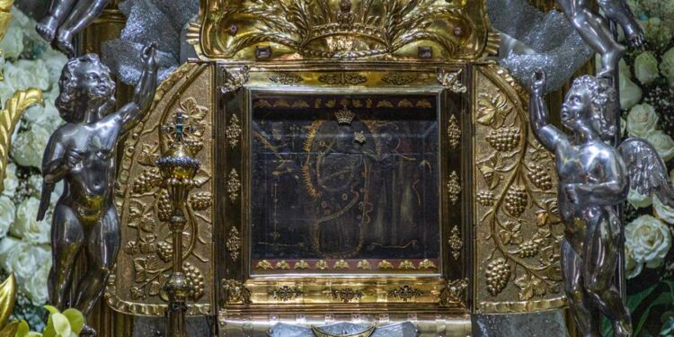 Fotografía de una tabla donde se encuentra la representación pictórica de la Virgen de Chiquinquirá, en la Basílica de Nuestra Señora del Rosario de Chiquinquirá, en Maracaibo (Venezuela). La Virgen del Rosario de la Chiquinquirá, versión Mariana venezolana, desciende desde su altar para reencontrarse con sus creyentes, dando inicio a las fiestas en su honor, que se extienden hasta la subida a su nicho el primer domingo de diciembre. EFE/ Henry Chirinos